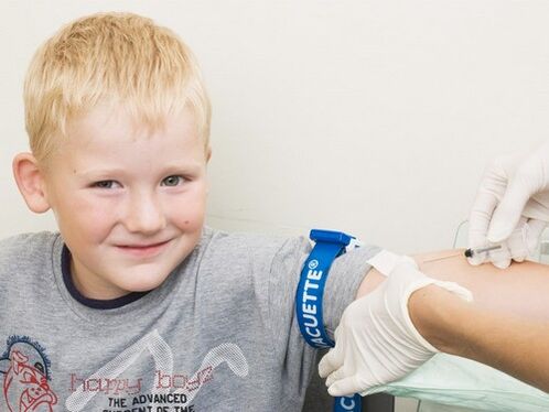 Dijete daruje krv na analizu u slučaju sumnje na infekciju parazitima