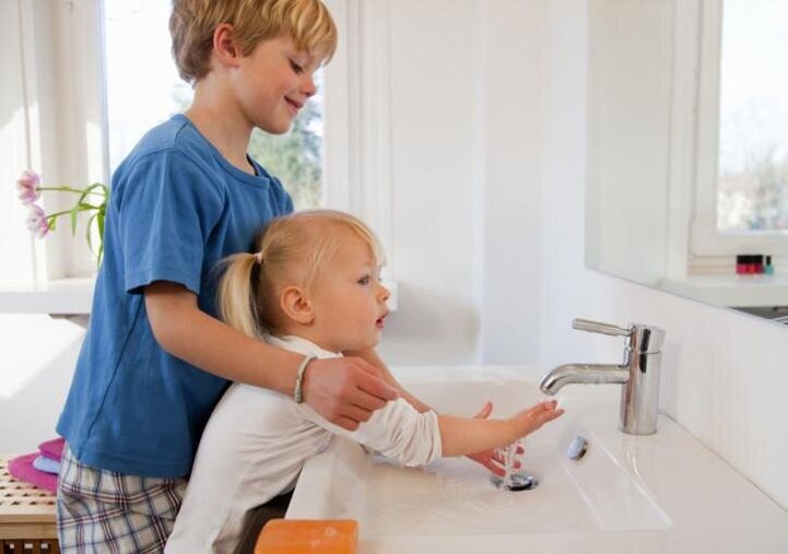 Od rane dobi dijete se mora upoznati s pravilima osobne higijene. 