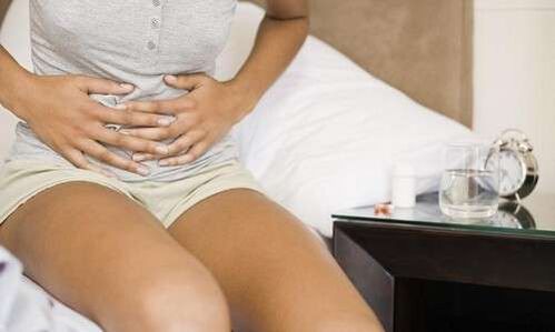 bolovi u trbuhu žene uzrokovani prisutnošću parazita
